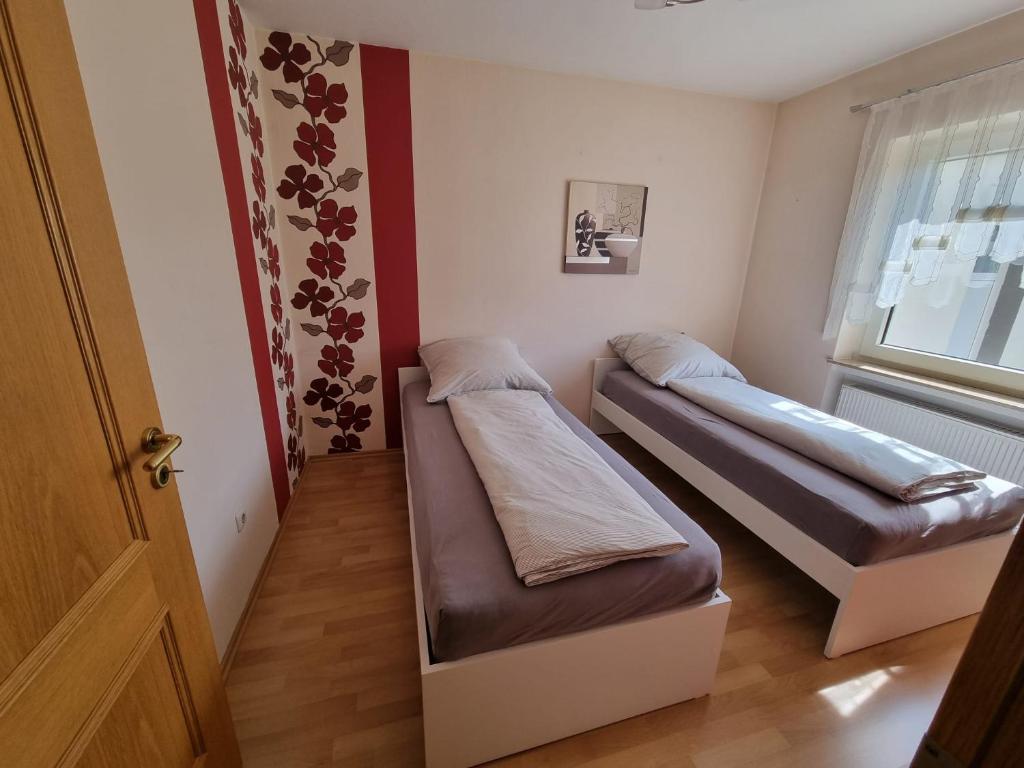 Schlafzimmer 2 1